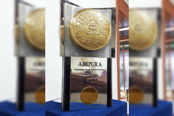 Piala Adipura 2017 untuk Slawi, Kabupaten Tegal, Jateng. (Foto: Twitter/@HumasTegalkab)