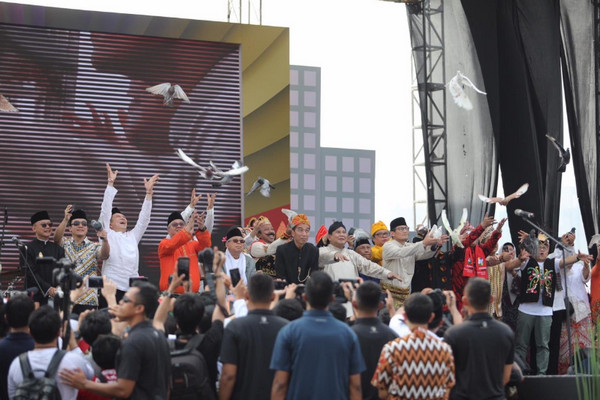 Kedua kandidat Pilpres 2019, Jokowi-Ma'ruf dan Prabowo-Sandi, mengikuti deklarasi kampanye damai di Monas, Jakarta, 23 September. (Foto: Twittter/@sandiuno)