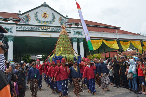 Abdi Dalem dan Bregojo Keraton Ngayogyakarta Hadiningrat membawa gunungan saat Grebeg Maulud, 12 Desember 2016. (Foto: Pemprov DIY)