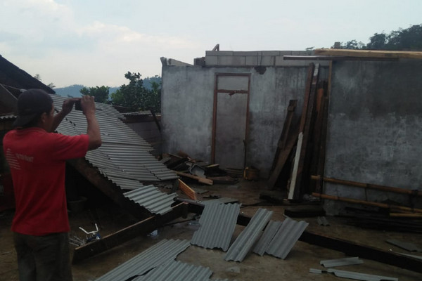 Rumah rusak akibat diterjang angin puting beliung, Senin (19/11). (Foto: Twitter/@BPBD_TEMANGGUNG)
