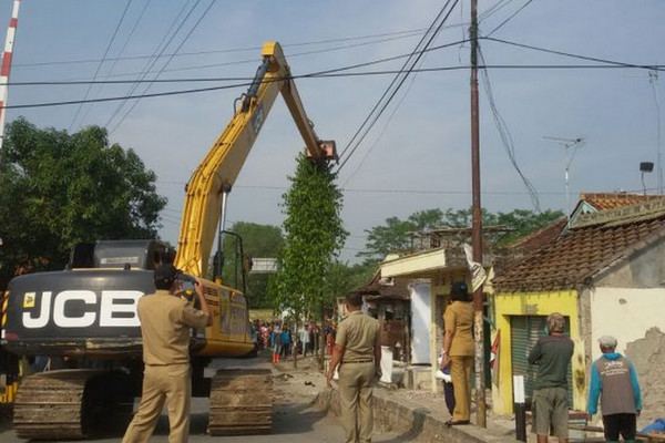  Petugas menertibkan bangunan di sepanjang bantaran Kali Bodri Kiri wilayah Kecamatan Gemuh, Kabupaten Kendal, Jateng, Senin (2/7). (Foto: Pemprov Jateng)