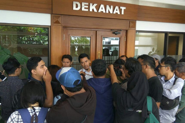Koordinator Bidang Penyelesaian Laporan Ombudsman DIY, Nugroho Adrianto, memberikan keterangan kepada wartawan di Gedung Fisipol UGM, Kabupaten Sleman, DIY, Rabu (21/11). (Foto: Instagram/@ombudsmanri.yogyakarta)