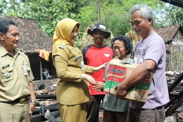 Bupati Klaten, Sri Mulyani (kedua kiri), menyerahkan bantuan kepada korban kebaran di Dukuh Mindirejo, Desa Trucuk, Kecamatan Trucuk, 16 Mei 2016. (Foto: Pemkab Klaten, Jateng)
