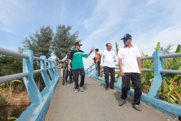  Wali Kota M. Nursholeh bersama sejumlah OPD Kota Tegal di atas Jembatan Kali Kemiri, Kelurahan Kalinyamat Kulon, Kecamatan Margadana, Sabtu (24/11). (Foto: Ist