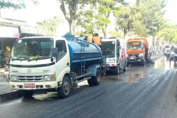 DLH Kota Yogyakarta, DIY, membersihkan kotoran burun di sepanjang Jalan Mayor Suryotomo hingga perempatan Gondomanan. (Foto: Pemkot Yogyakarta, DIY)