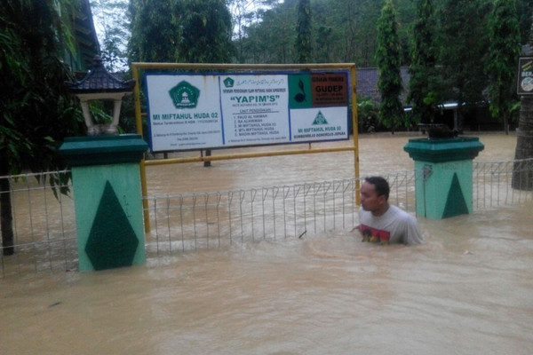 Banjir melanda Desa Sumberejo, Kecamatan Donorojo, Kabupaten Jepara, Jateng, 10 Februari 2018. (Foto: Pemkab Jepara, Jateng)