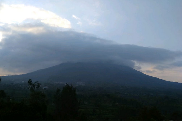 Visual Gunung Merapi, Minggu (25/11) pagi, dari PGM Jrakah, Selo, Kabupaten Boyolali, Jateng. (Foto: Twitter/@BPPTKG)