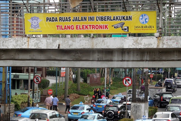 Pemberitahuan penerapan tilang elektronik di Jakarta. (Foto: MI/Agus W.)