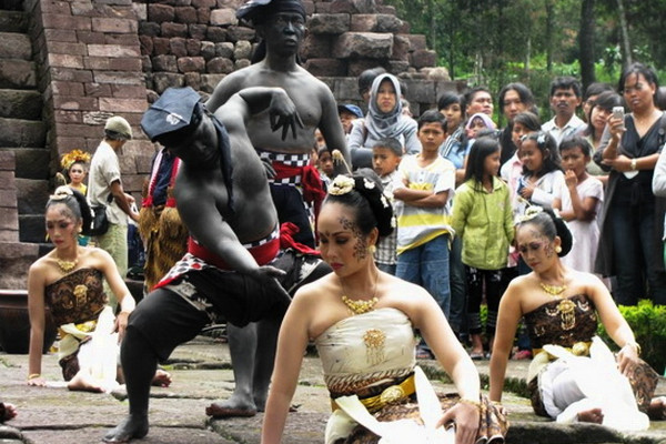 Salah satu pementasan tari dalam Grebeg Lawu. (Foto: Pemkab Karanganyar, Jateng)
