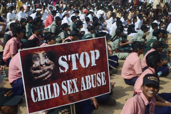  Demonstrasi menolak kekerasan seksual terhadap anak-anak di India. (Foto: AFP)
