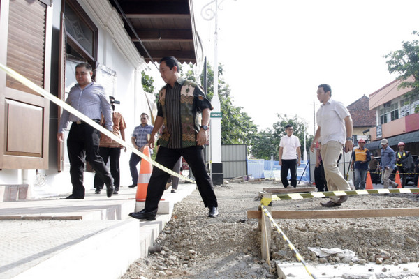 Wali Kota Semarang, Hendrar Prihadi (tengah), meninjau proses kawasan revitalisasi Kota Lama, Selasa (24/4). (Foto: Pemkot Semarang, Jateng)