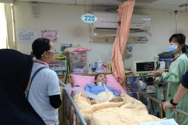 TKI asal Banyumas, Shinta Danuar (tengah), saat menjalani perawatan di RS Taiwan. (Foto: Kemenaker)