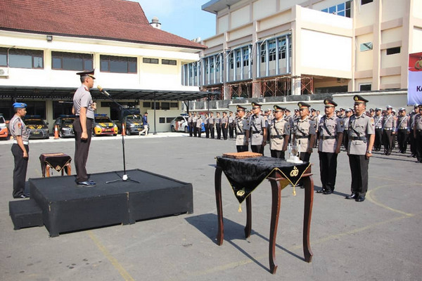  Kapolres Semarang, AKBP Agus Nugroho (kedua kiri), memimpin serah terima jabatan (sertijab) dan pengambilan sumpah janji jabatan di halaman Mapolres Semarang, Ungaran, Kabupaten Semarang, Jateng, Kamis (29/11). (Foto: Instagram/@humas_ressemarang)