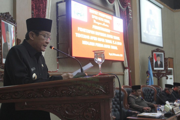 Wali Kota Tegal, M. Nursholeh, menyampaikan sambutan usai pengesahan Perda APBD 2019 pada rapat paripurna di Gedung DPRD Kota Tegal, Rabu (28/11). (Foto: Pemkot Tegal, Jateng)