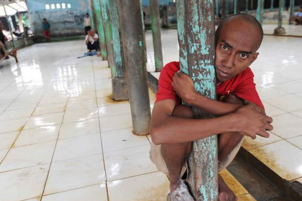 Orang dengan gangguang jiwa (ODGJ) memeluk tiang saat dirawat di Yayasan Sosial Galuh, Rawalumbu, Bekasi, Jabar, 26 Maret 2014. (Foto: merdeka.com/Arie B.)