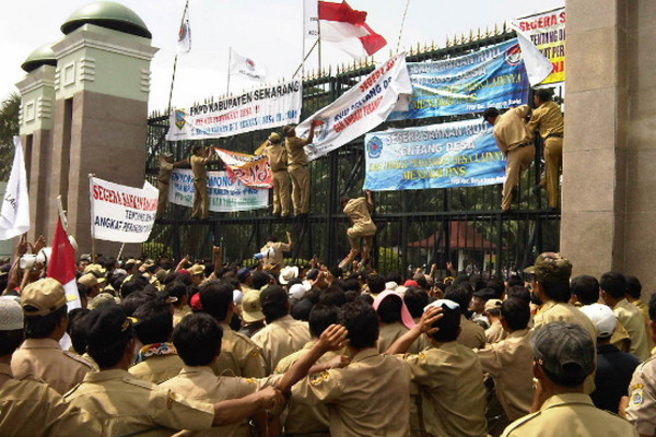 Ratusan kepala dan perangkat desa menggelar demo di depan Gedung DPR, Jakarta, 5 Desember 2011. (Foto: ist)