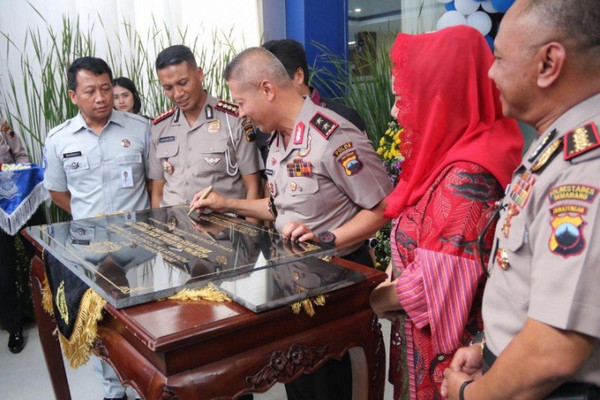 Kapolda Jateng, Irjen Condro Kirono (tengah), saat meresmikan gedung baru pelayanan BPKB, Jumat (30/11). (Foto: Polda Jateng)