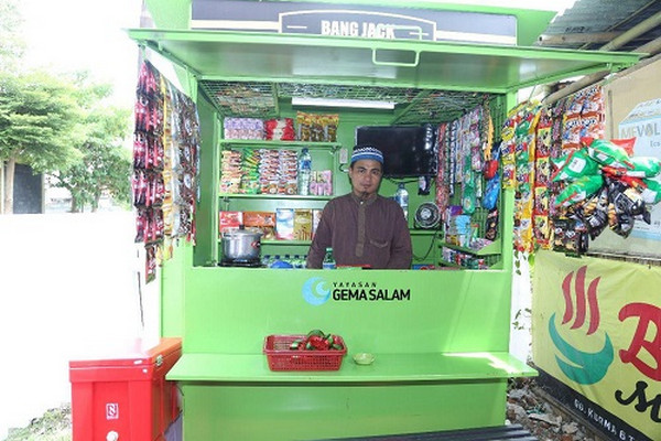 Eks kombatan Joko Triharmanto alias Jack Harun menerima bantuan warung kelontong dari BNPT di Sukoharjo, Jateng, Jumat (30/11). (Foto: damailahindonesiaku.com)