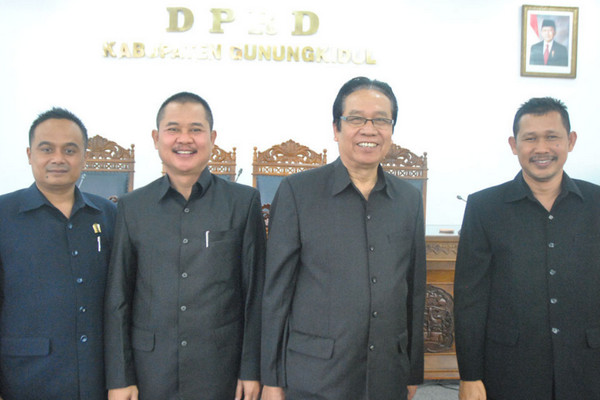 Wakil Ketua DPRD Gunungkidul, Ngadiyono (kanan), bersama empat pimpinan dewan lainnya usai ditetapkan dalam rapat paripunra, 11 September 2014. (Foto: ist)