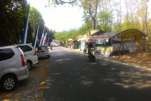 Lapak PKL di depan RSJD dr. Arif Zainudin, Jalan Ki Hajar Dewantoro, Surakarta, Jateng, Selasa (14/8). (Foto: solopos.com/Irawan SA)