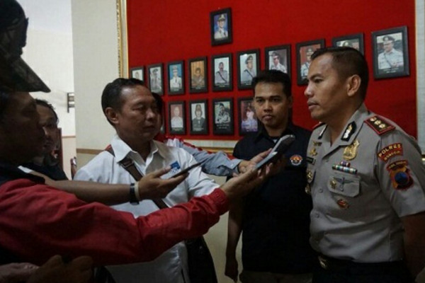 Kapolres Kebumen baru, AKBP Robertho Pardede (kanan), saat dimintai komentar oleh wartawan. (Foto: Polda Jateng)