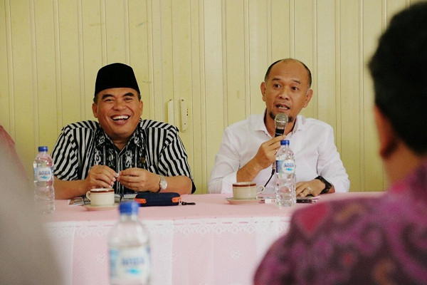  Bupati Jepara, Ahmad Marzuqi (kiri), sela Program Tilik Desa, Jepara, Jateng, Selasa (3/4). (Foto: Pemkab Jepara, Jateng) 