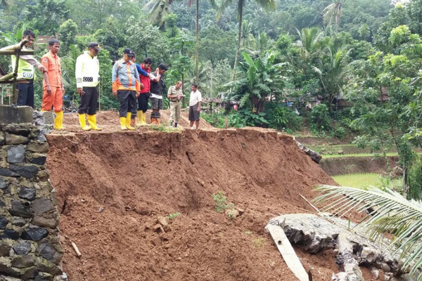 Petugas memantau lokasi longsor di kawasan Kecamatan Pakis Aji, Kabupaten Jepara, Jateng, Kamis (11/1). (Foto: Polri)
