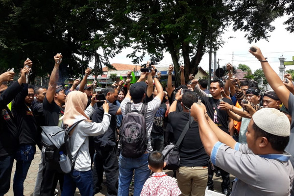 Aksi lepas liarkan 200 ekor burung perkutut di Lapangan Pancasila, Kota Salatiga, Jateng. (Foto: ist)