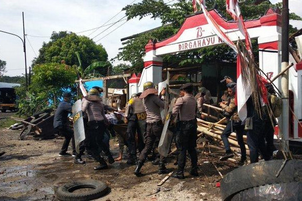 Proses eksekusi lahan Kentingan Baru, Jebres, Surakarta, Jateng, Kamis (6/12). (Foto: tribunsolo/Imam S.)