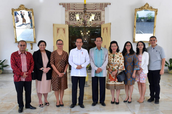  Presiden Jokowi (keempat kiri) foto bersama keluarga Sri Sultan HB X di Keraton Ngayogyakarta Hadiningrat, DIY, Jumat (28/9). (Foto: Setkab)
