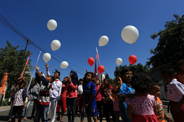 Anak-anak warga RT 01 RW 05, Kelurahan Gisikdrono, Kecamatan Semarang Barat, Kota Semarang, Jateng, melepas balon merah-putih usai upacara bendera dalam rangka HUT ke-73 Kemerdekaan RI, Jumat (17/8). (Foto: ist)