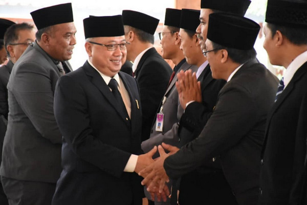  Bupati Bantul, Suharsono (tengah), menyalami pejabat-pejabat yang dilantiknya di Pendopo Parasamya, Jumat (7/12). (Foto: Instagram/@humasprotokolbantul)