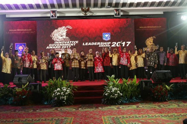 Penyerahan anugerah IGA 2017. (Foto: Kemendagri)