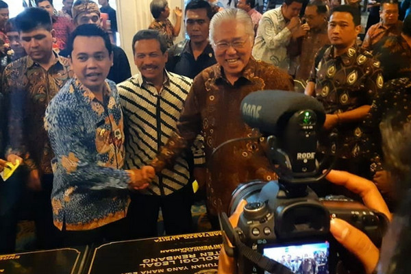 Wakil Bupati Rembang, Bayu Andriyanto (kiri), bersalaman dengan Mendag Enggartiasto Lukita saat menyerahkan penghargaan Pasar dan Daerah Tertib Ukur di Bandung, Jabar, Kamis (6/12). (Foto: Instagram/@andriyantobayu)