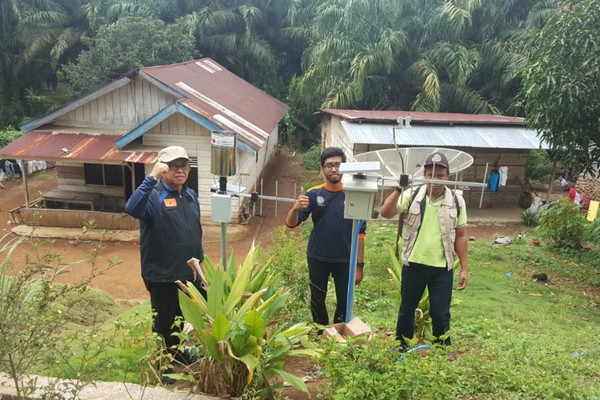 Pemasangan alat deteksi longsor di Kabupaten Mukomuko, Bengkulu. (Foto: Pemkab Mukomuko, Bengkulu)