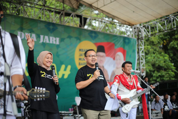 Politikus PKB, Ida Fauziyah (kiri), sela "Konser Salam Dua Jari" pada Pilgub Jateng, April 2018. (Foto: Twitter/@idafauziyah)