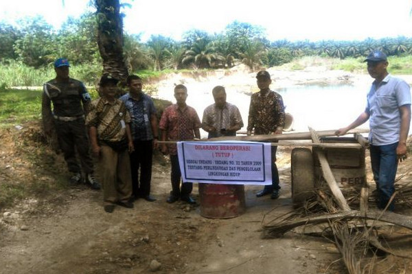  Ilustrasi Dinas Lingkungan Hidup Rokan Hulu menyegel dua lokasi kuari galian C di Desa Bangun Jaya, Kecamatan Tambusai Utara, 11 Juli 2017. (Foto: Pemkab Rohul, Riau)