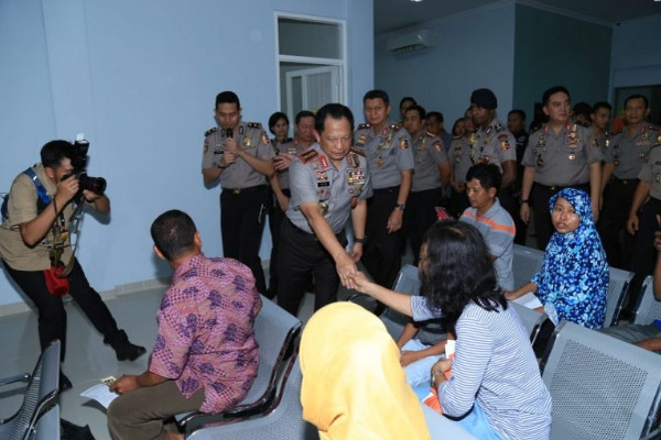 Kapolri, Jenderal Tito Karnavian (tengah), menyalami pasien Klinik Pratama Yon Wira Pratama 97 Akpol Semarang, Jateng, di hari pembukaan, Minggu (9/12). (Foto: Polri)