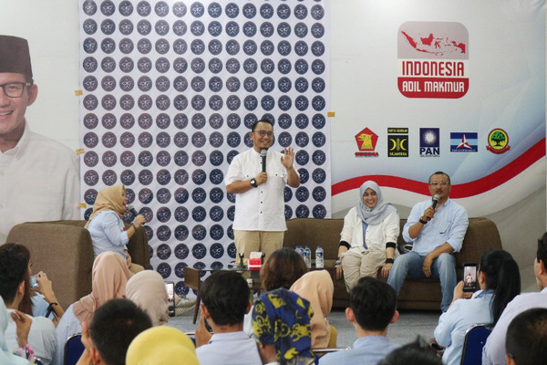 Koordinator Jubir BPN Prabowo-Sandi, Dahnil Anzar Simanjuntak (berdiri). (Foto: Twitter/@Dahnilanzar)