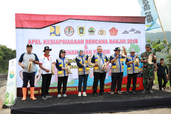 Kegiatan Apel Kesiapsiagaan Bencana Banjir 2018 dan penanaman pohon di tanggul Kali Kongklangan, Desa Cucukan, Kecamatan Prambanan, Kabupaten Klaten, Jateng, Minggu (9/12). (Foto: Twitter/@YaniSunarno)