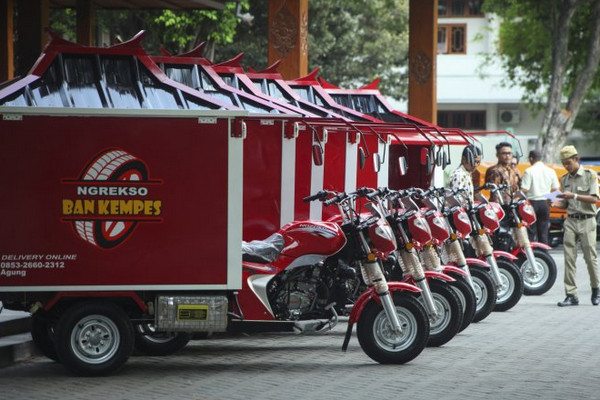  Petugas mendata motor dan peralatan tambal ban Ngrekso Ban Kempes yang diberikan penyedia jasa di halaman Balai Kota Surakarta, Jateng, Senin (10/12). (Foto: Antara Foto/Maulan S.)