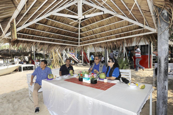 Presiden keenam RI, SBY (kacamata hitam), menikmati kelapa muda di Pantai Indrayanti, Desa Tepus, Gunungkidul, DIY, Senin (10/12). (Foto: Demokrat)
