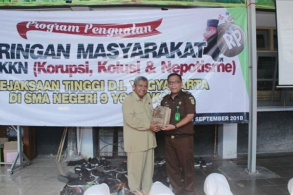 Kejati DIY menyosialisasikan wewenang kejaksaan dan UU Tipikor sela "Penguatan Jaringan Masyarakat Antikorupsi, Kolusi dan Nepotisme (KKN)" di SMAN 9 Yogykarta, DIY, Senin (24/9). (Foto: Instagram/@kejatijogja)