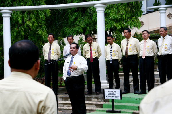 Rektor Unnes, Fathur Rokhman, menjadi Pembina Apel Pagi di Kampus Sekaran, Gunungpati, Kota Semarang, Jateng, 4 Januari 2016. (Foto: Unnes)