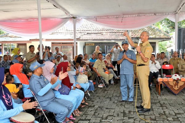 Gubernur Jateng, Ganjar Pranowo (kanan berdiri), sela pelepasan 100 KK transmigran di di Gedung Transito Transmigrasi, Tugu, Kota Semarang, Senin (10/12). (Foto: Twitter/@humasjateng)