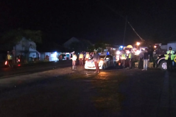  Personel polisi mengawal aksi blokir jembatan Kretek, Paguyangan, Kabupaten Brebes, Jateng, Senin (10/12) malam. (Foto: ist)