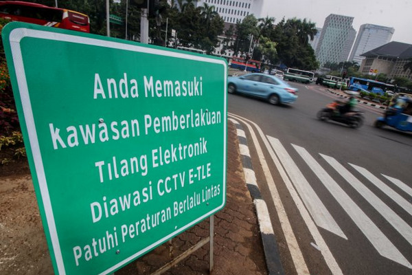 Pengumuman area penerapan tilang elektronik. (Foto: Antara Foto/Rivan AL)