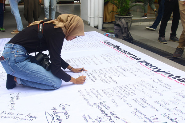 Mahasiswi memberikan dukungan terhadap penyintas sela aksi "UGM Darurat Kekerasan Seksual" di Taman Sansiro Fisipol, Sleman, DIY, Kamis (8/11). (Foto: BPPM Balairung UGM/Lidya)
