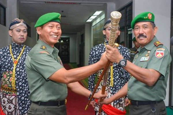  Mayjen TNI Muryanto (kiri) menyerahkan tongkat kepemimpinan ke Pangdam IV/Diponegoro terpilih, Mayjen TNI Mochamad Effendi, di Makodam, Kota Semarang, Jateng, Selasa (11/12). (Foto: Kodam IV/Diponegoro)