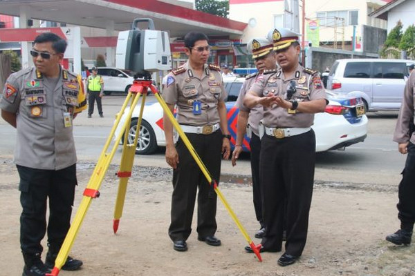 Direktur Lantas Polda Jateng, Kombes Rudi Antariksa (kedua kiri), saat meninjau olah TKP di depan RS Muhammadiyah Siti Aminah Bumiayu, Brebes, Jateng, Selasa (11/12). (Foto: Polres Brebes)